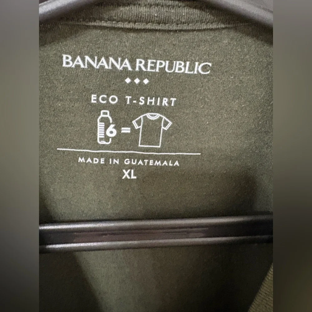 Banana Republic Men’s Dark Green Graphic Tee